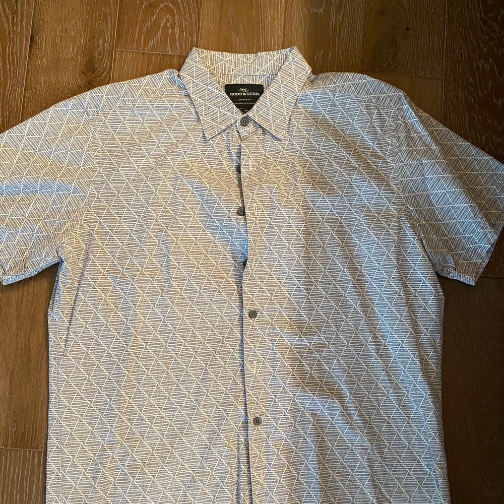 RODD & GUNN - XL SHORT SLEEVE DRESS SHIRT